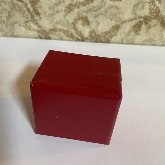 Classic Style Valentine’s Day Red / Gold Tone Classical RING BOX Holder NWOT - Picture 2 of 10
